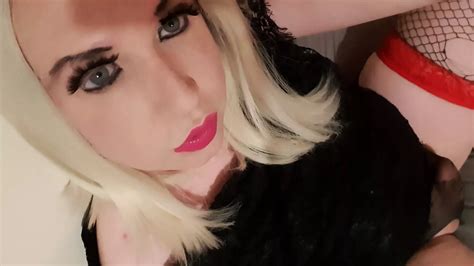 Wunderschöne blonde Sissy versucht dich mit ihrem harten kleinen