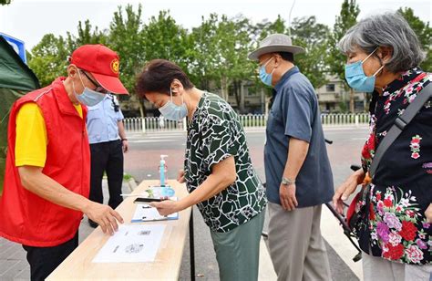 直击｜北京龙泽园8个社区解封，结束隔离居民报名当志愿者