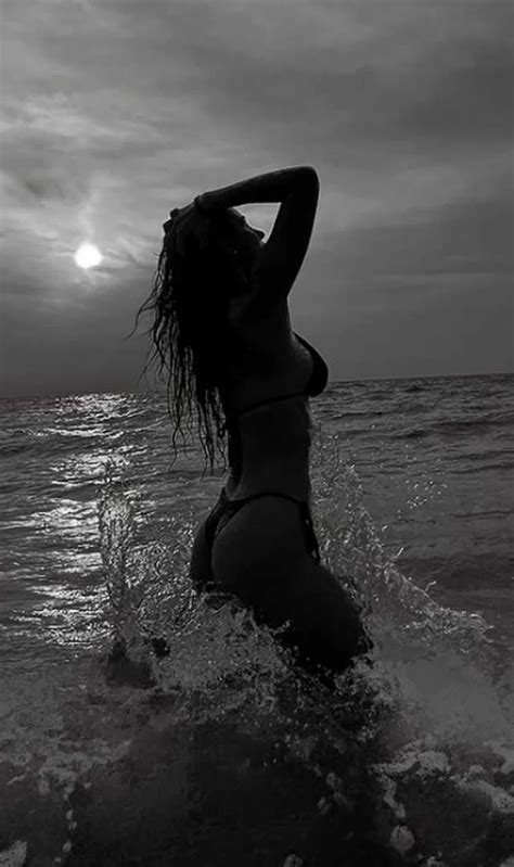 Disha Patani Flaunts Her Hot Figure In A Bikini Photos Goes Viral