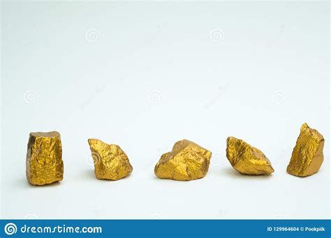 Una Pila De Pepitas De Oro O De Mineral Del Oro En El Fondo Blanco Muy