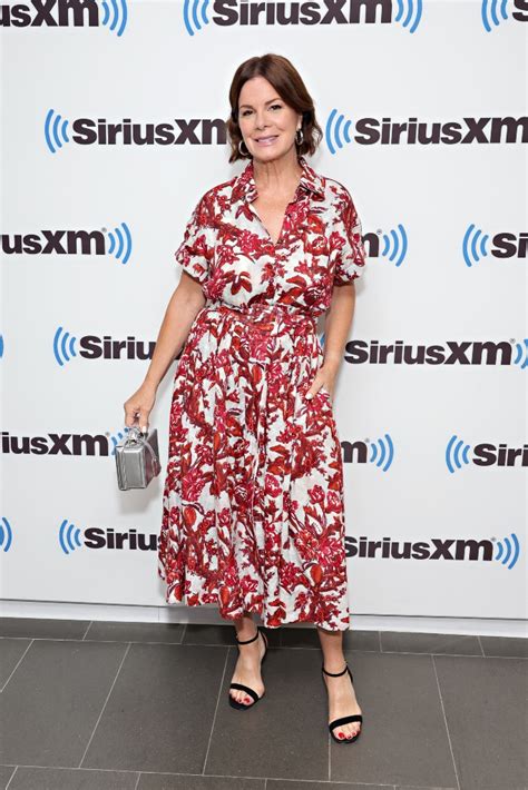 Marcia Gay Harden Florece Con Vestido Camisero Floral Y Sandalias