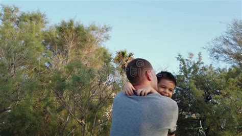 Familia Feliz Padre Levantando A Su Hijo Y Gir Ndolo En El Parque Amor