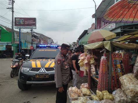 Polsek Ketanggungan Sita Ribuan Petasan Dan Ratusan Botol Miras