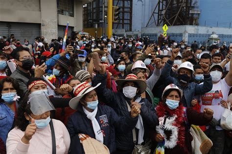 시골 초등학교 교사 출신 페루 카스티요 대통령 취임부패 없는 나라 약속 글로벌이야기