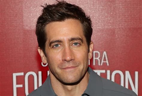 Jake Gyllenhaal faz aparição raríssima a namorada modelo francesa