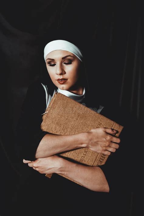 La Jeune Nonne Catholique Tient La Bougie Dans Des Ses Mains Photo Sur