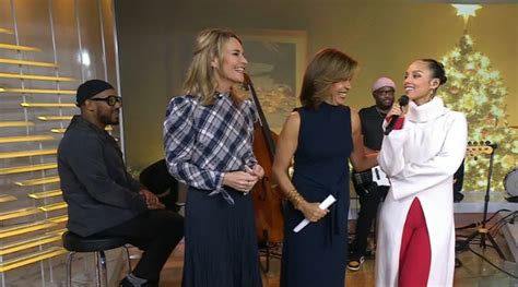 Today Hosts Savannah Guthrie And Hoda Kotb Show Off Their Moves As Alicia Keys ‘backup Dancers