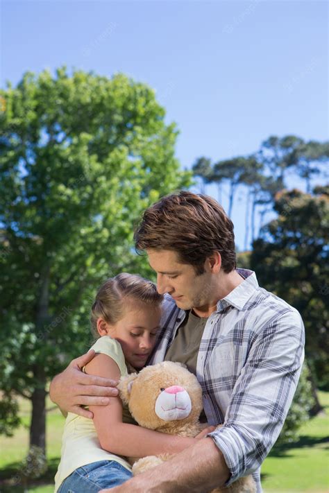 Premium Photo Father And Daughter Hugging In The Park