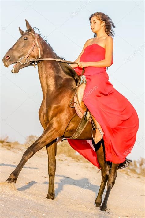 Belle femme sur un cheval Cavalier femme à cheval image libre de