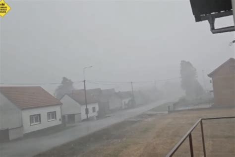 VIDEO Nevrijeme pogodilo Brač i Novu Gradišku Olujni oblak nad morem