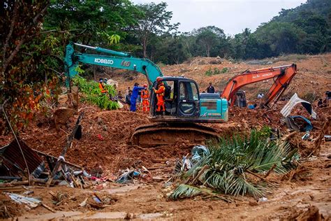 Alat Berat Dikerahkan Untuk Mencari Korban Tanah Longsor Di Natuna