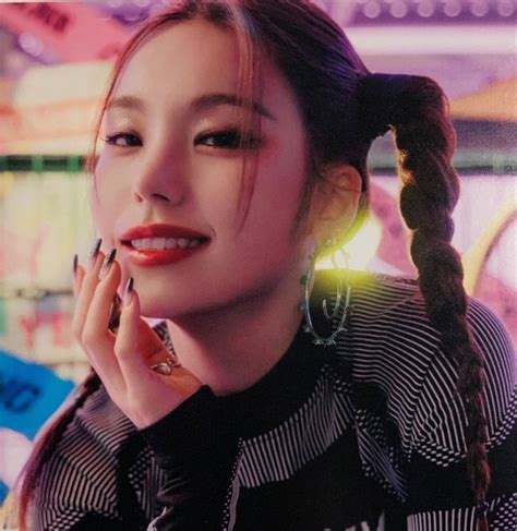 SCAN YEJI ITZY VOLTAGE ALBUM