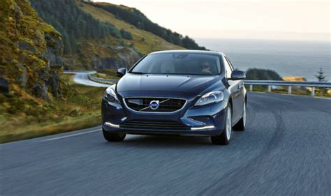 Volvo V40 And V40 Cross Country Unveiled With Two New Drive E Engines