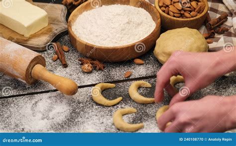 Manos De Mujer Closet Haciendo Galletas De Kipferl De Vainilla De