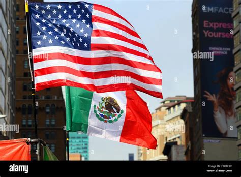 La bandera americana y la bandera mexicana juntas Fotografía de stock - Alamy