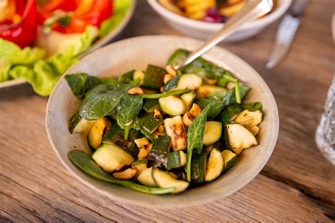 Gegrilde Courgettesalade Met Spinazie Grutto