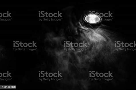 Latar Belakang Hitam Dan Putih Dengan Asap Dan Cahaya Sebuah Lampu