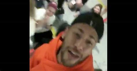 Neymar se burla de sí mismo acompañado de niños