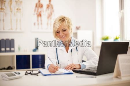 Sch Ne Junge Rztin Arbeitet In Ihrem B Ro Stock Photo