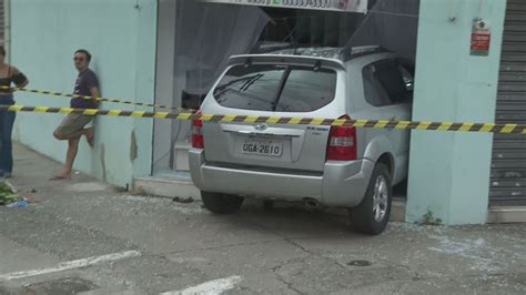 Carro invade loja de imóveis no Centro de SP após bater em outro