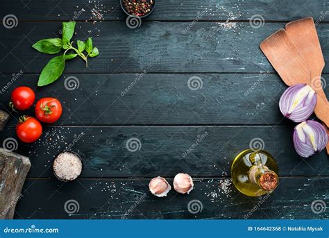 El Fondo De La Cocina Un Conjunto De Especias Y Verduras Frescas Foto