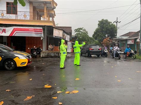 Gerak Cepat Polisi Dan TNI Bantu Tangani Pohon Tumbang Jalan Raya