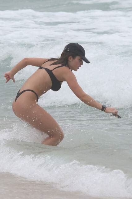 Jade Picon Flagrada Salvando Peixinho Em Uma Praia Do Rj