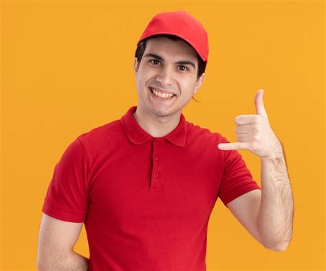 Repartidor Cauc Sico Joven Sonriente En Uniforme Azul Y Gorra