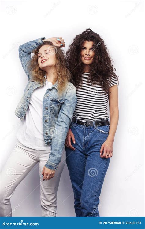 Junge Hübsche Jugendlichefreunde Mit Den Blonden Und Brunette Gelockten