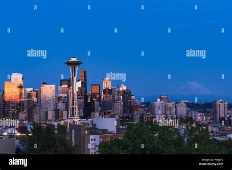 Seattle skyline mt rainier hi-res stock photography and images - Alamy