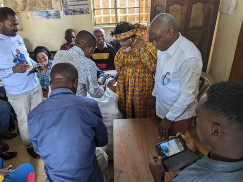 Bukavu Le Prof NACHIGERA Gustave remet du matériel pour améliorer la