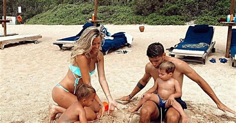 Alvaro Morata E Alice Campello Giornata Da Genitori In Spiaggia Con I