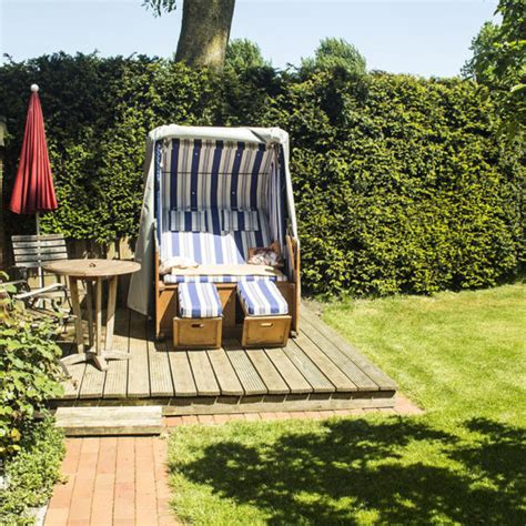 Landhausgarten Mit Kleiner Terrasse Und Strandkorb Sitzgruppe Aus Holz