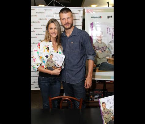 Foto Rodrigo Hilbert Lan A Livro Inspirado No Tempero De Fam Lia