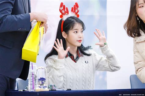 191128 IU at 'Love, Poem' Album Fansign Event - IU Photo (43180250 ...