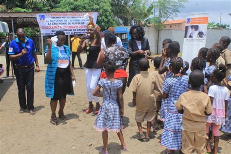 Rentr E Scolaire L Ong Mireille Hanty Offre Des Kits Scolaires Aux