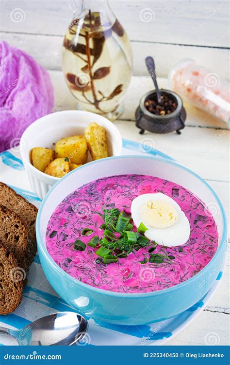 Borscht Frio Sobre Fundo Branco De Madeira Sopa De Beterraba Fria Foto