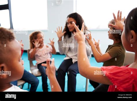 Une Classe De L Cole Infantile Des Enfants Assis Sur Les Chaises En