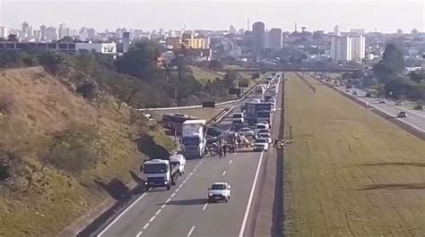 Caminhão Tomba E Interdita Faixa De Rodovia Em Sorocaba Sorocaba E