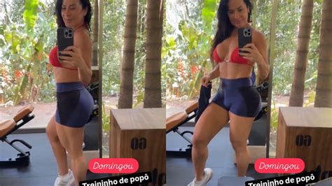 Scheila Carvalho posa na academia após treino e exibe corpo definido