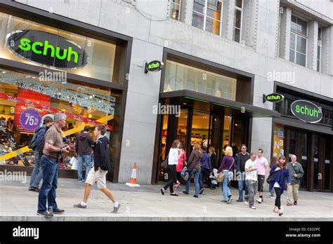 Schuh Londonsituated On The Busy Shopping Thoroughfare Oxford Street