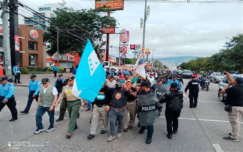 Reservistas Y Veteranos De Honduras Marchan En Memoria De Ca Dos En