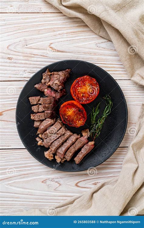 Bife De Carne Rara E Meio Grelhado Foto De Stock Imagem De Placa