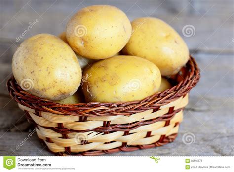 Pommes De Terre Crues Jeunes Pommes De Terre Crues Dans Un Panier En