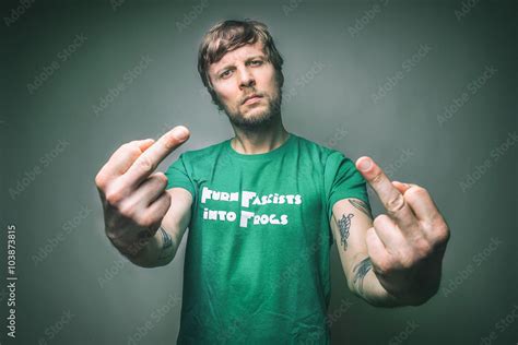 Junger Mann Zeigt Mittelfinger Fuck You Gegen Nazis Gegen