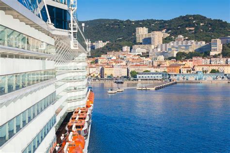 O Navio De Cruzeiros Grande Do Passageiro Entra No Porto Imagem De