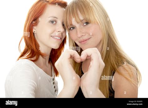 Junge Sch Ne Rote Und Blonde Behaarte M Dchen Vor Wei Em Hintergrund Stockfotografie Alamy