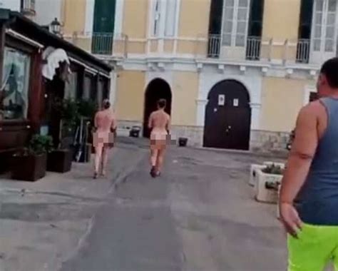 Due Turiste Passeggiano Nude Per Gallipoli 3 Dago Fotogallery