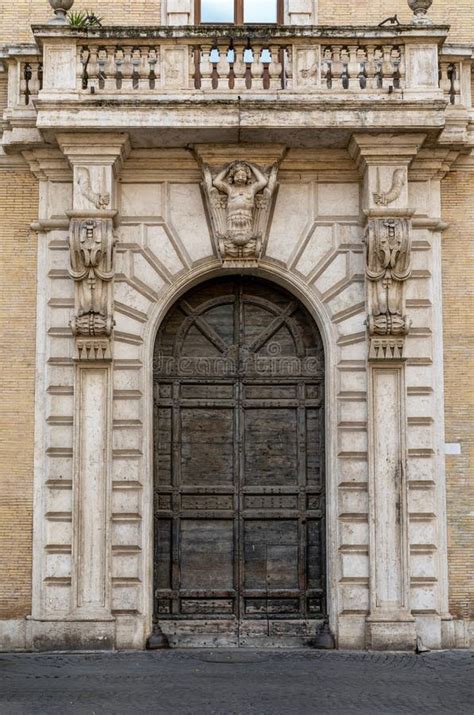 La Hermosa Puerta Del Palacio De San Callisto En El Distrito De