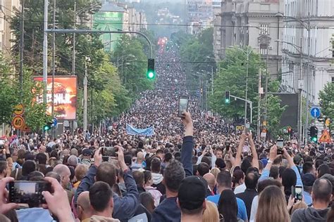 U Beogradu na protestu „Srbija protiv nasilja“ daleko više ljudi nego ...